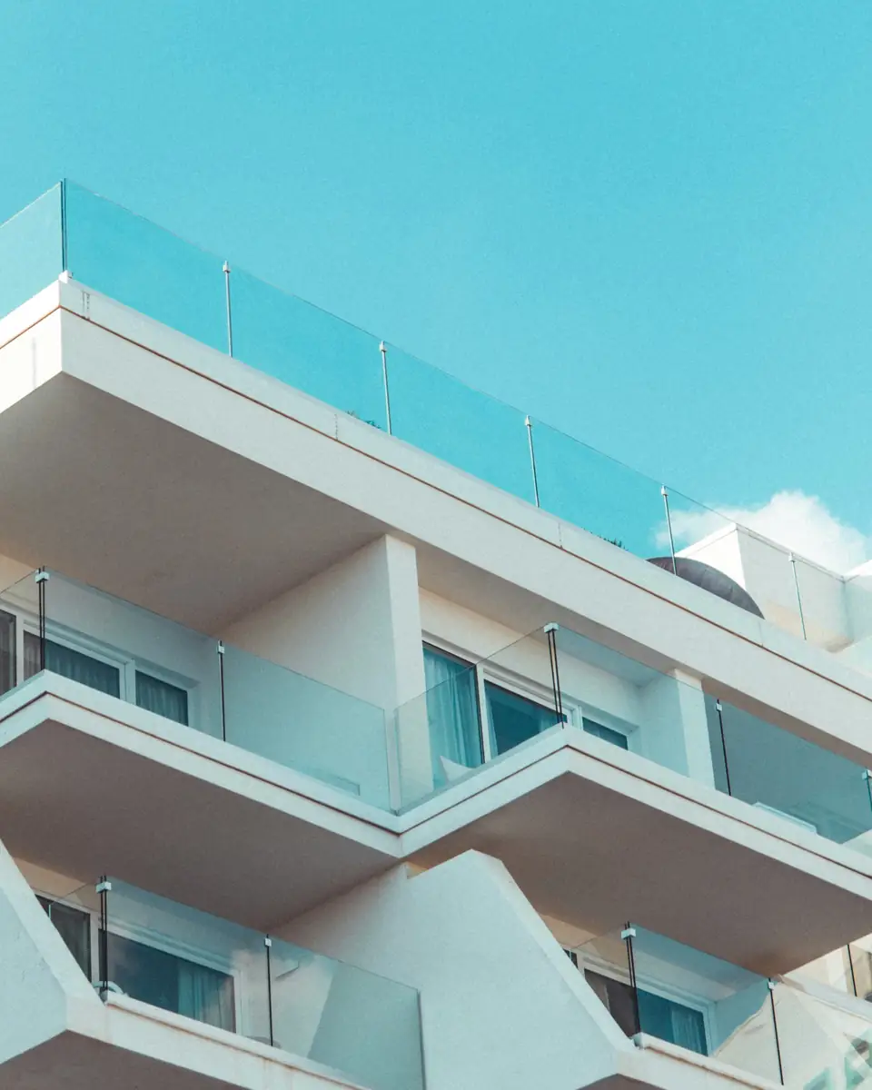 Varandas de um prédio residencial com os atributos que entram na avaliação